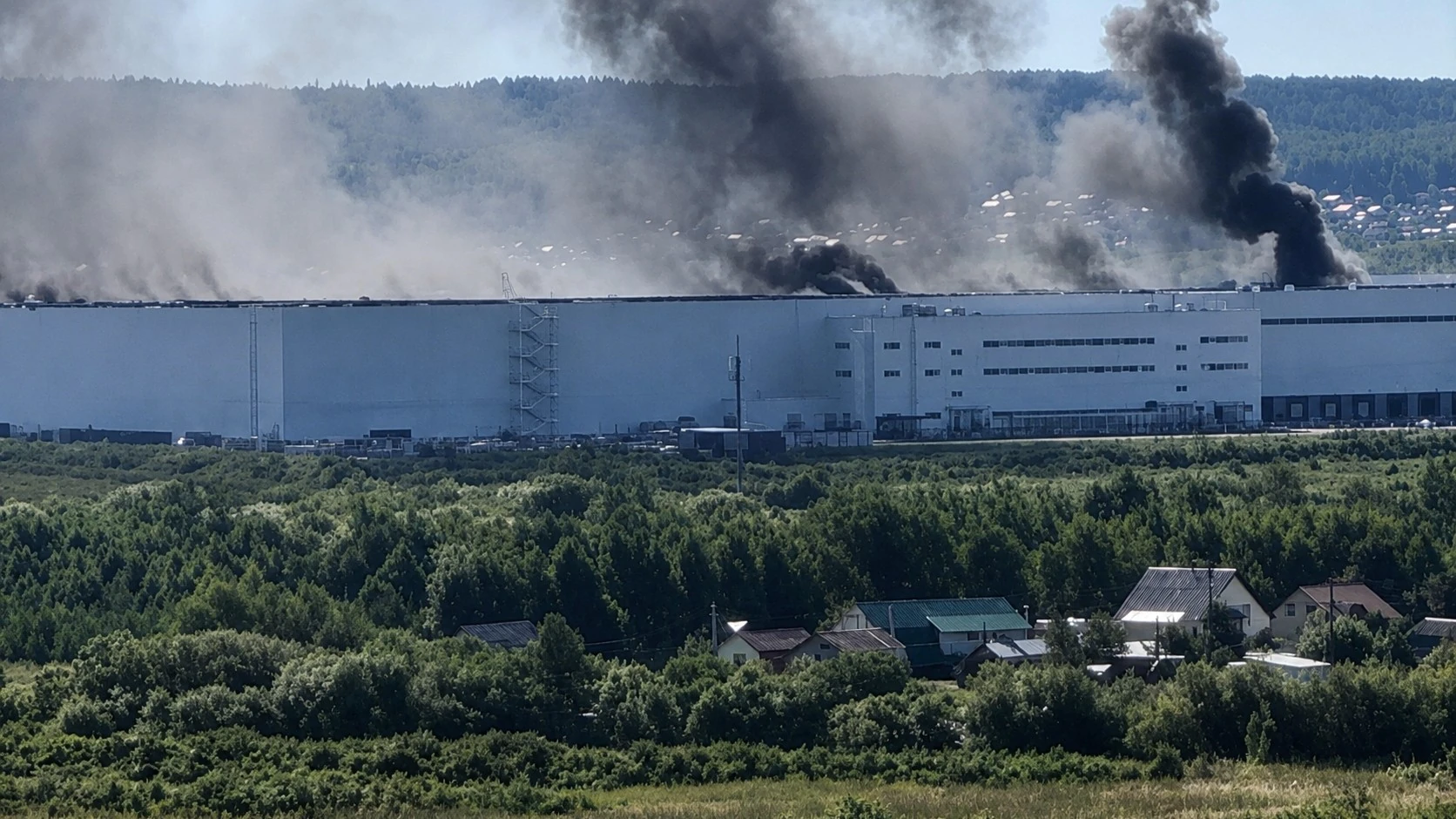 Три БпЛА впали на покрівлю складу Wildberries в Єкатеринбурзі: 800 людей евакуювали