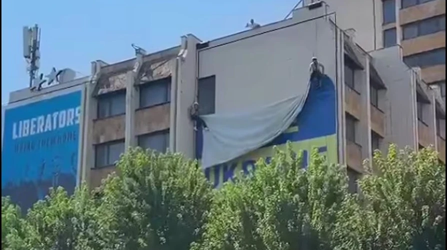 Мер Приштини опублікував відео демонтажу синьо-жовтого банера 9 серпня